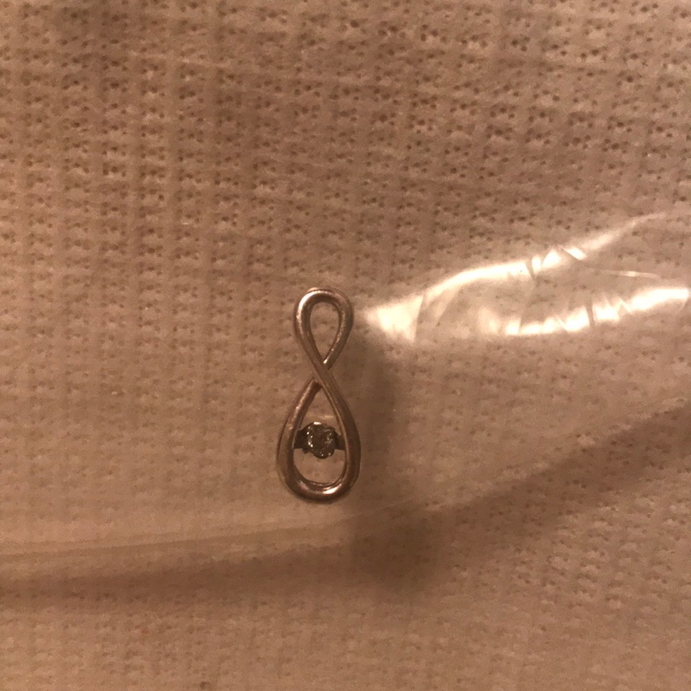 Silver Pendant w. (Moving) Diamond. (No chain)